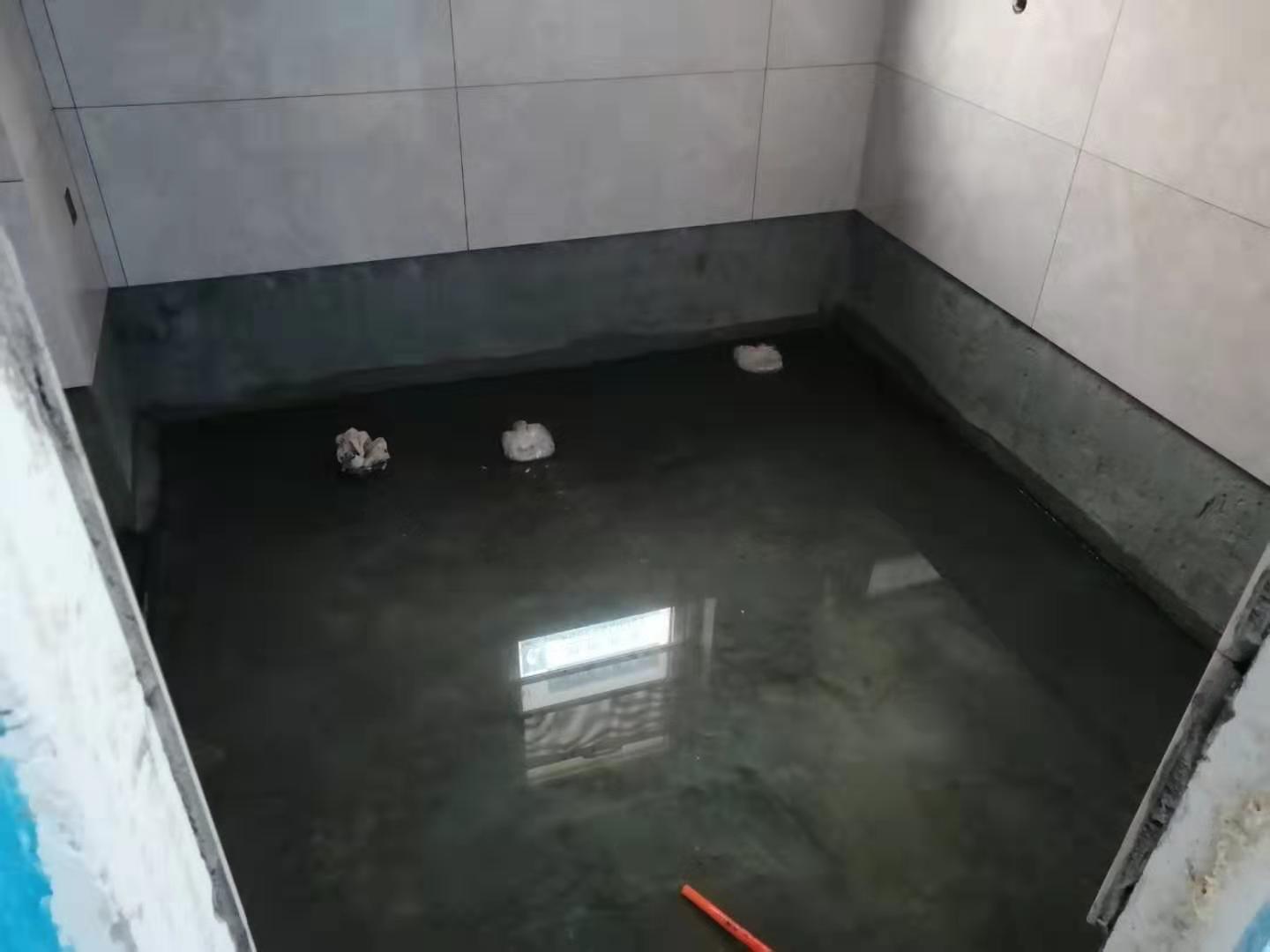 正在正施工。衛(wèi)生間做閉水實(shí)驗(yàn) (4)